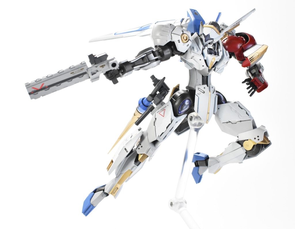 各種武装は右太ももに装備した専用アームにマウント可能です。