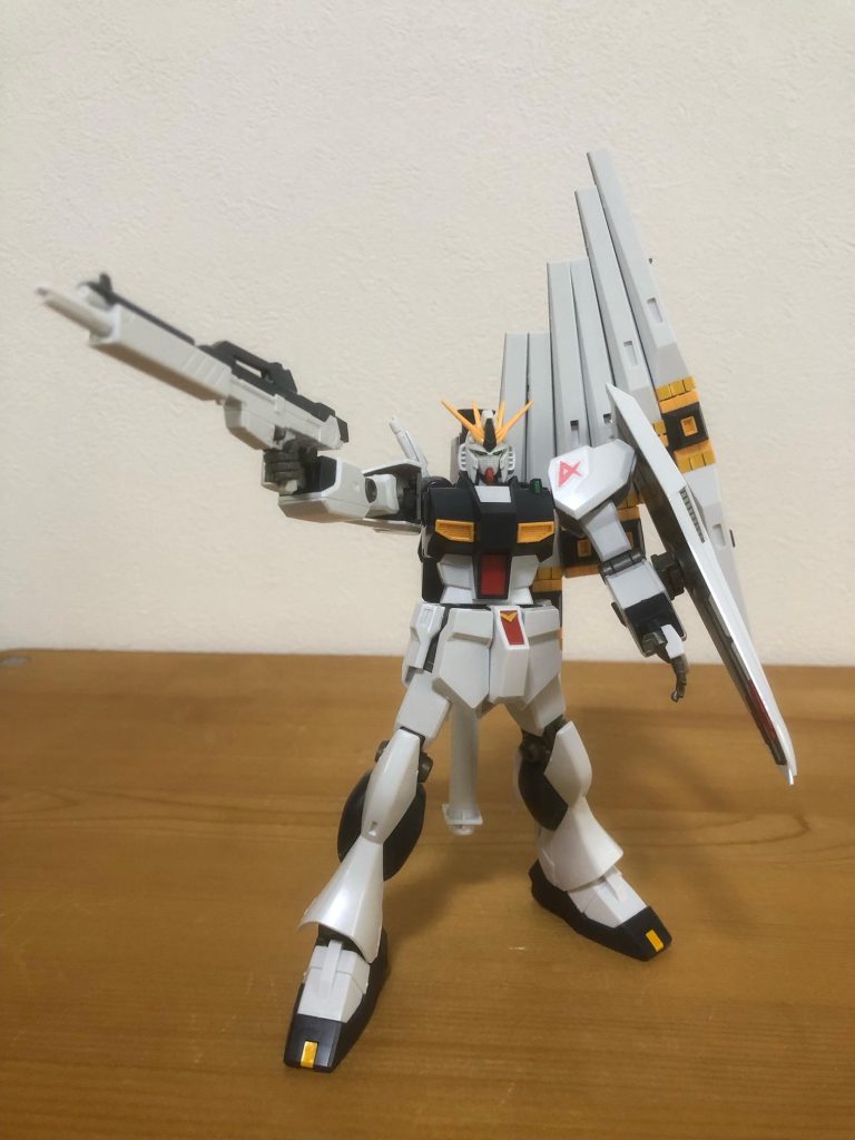 ここからは各種武器を持たせて。自分のガンプラ撮影では定番のパターンです。