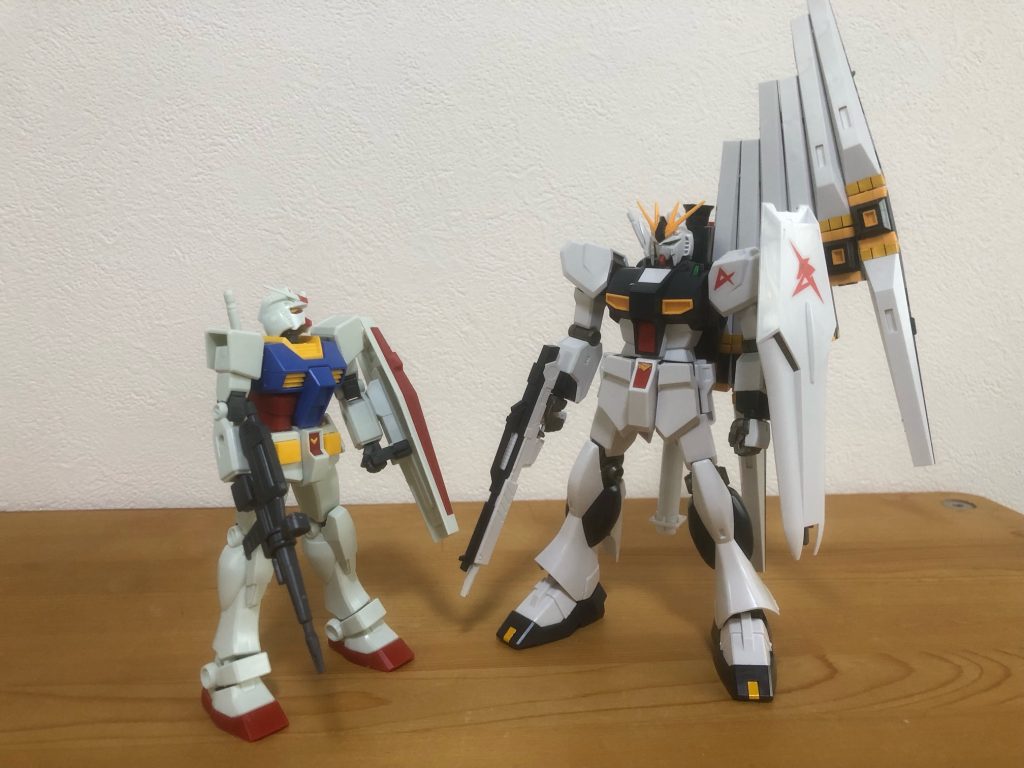 あらゆるパーツがこれまで組んだキットとは別格のサイズなので、組み立てながら「こいつ、デカいぞ」と何度も思いました。そんな気持ちで撮影した一枚。