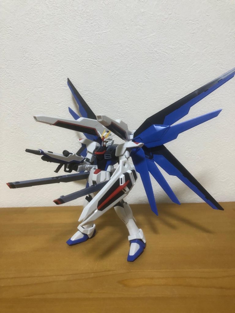 ここからはこのキットを買って間もない、まだアクションベース持ってなかった頃に撮影したものです。やっぱりフリーダムのポージングは浮かせてこそという感じがしますね。アクションベース買ってよかったと心から思うキットの一つです。というかアクションベース無かったら壁で支えないとまともに立てない。