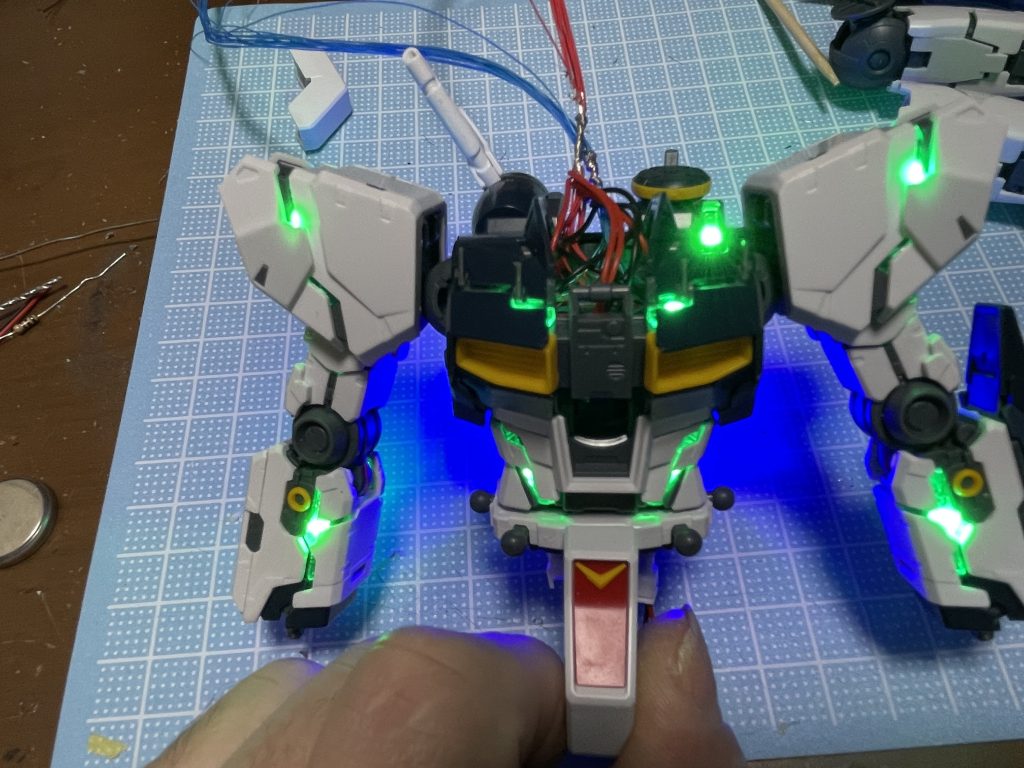 LEDユニットの仕込みスペースがあったので上半身の配線処理は上手くまとめられました。コネクターをもっと上手く使用していきたいと思います。