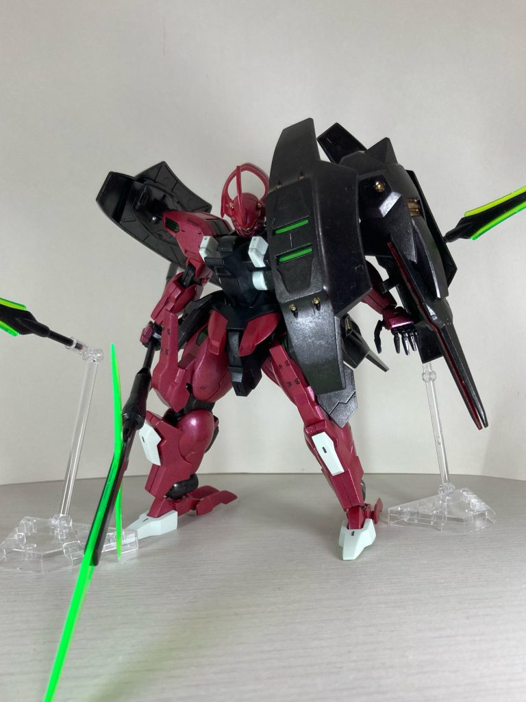 片側にディランザのシールドを改修したバインダーを装備した形態。バインダーにはアンビカーを2基、ビームアンカーを1基マウント。半身をカバーするクロークのようになる。