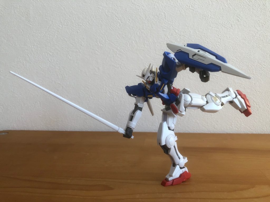 白一色のビームサーベルはちょっとしたカルチャーショックでした。それはそれとして片足立ちできるのが凄いですねこのキット。