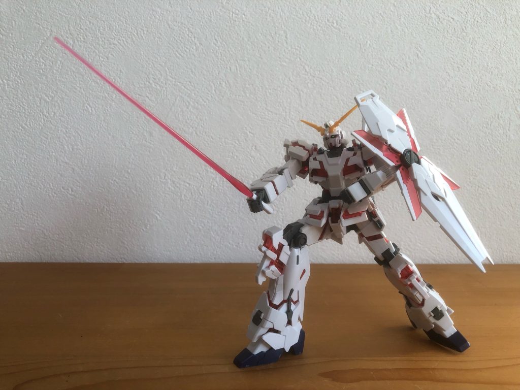 こちらユニコーンモード購入前に撮影したものなので、ビームサーベルの刃は他のキット(確かインパルス辺り)から拝借したものです。