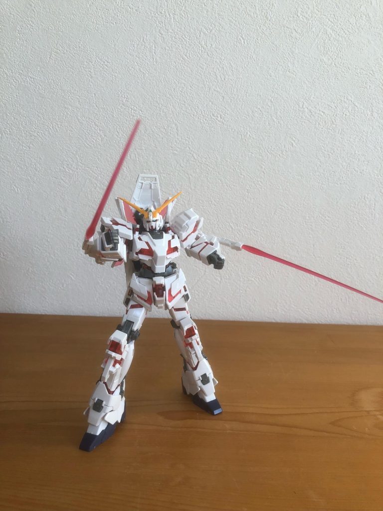 ビームトンファー。普通のビームサーベルならまだしも、トンファーでこの長さだと少々違和感ありますね。後にユニコーンモードを購入して付属のビーム刃が短いものであったことに納得しました。