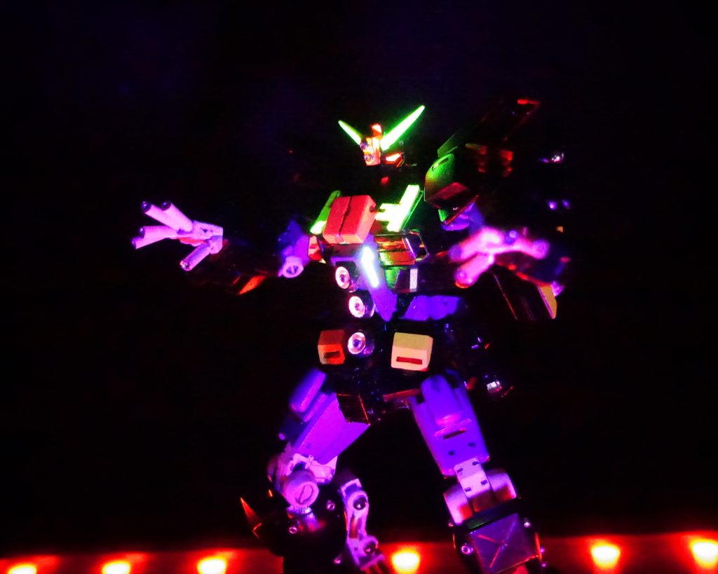 ●パイロットはムラサメ研究所の7番目の被検体となる「ナナ・ムラサメ」。出身地の旧ニッポンの言葉ではナンバーセブンをナナということから、名付けられた。●アーティファクト団の一大集結地が旧ニッポンのヨコスカ・エリアとの情報を得たネェル・ティターンズ上層部が、建造したばかりのサイコガンダムEG改での出撃を命じる。●自分の故郷につながるエリアへの攻撃を拒むナナ・ムラサメだったが、強制再調整され、出撃させられてしまった。