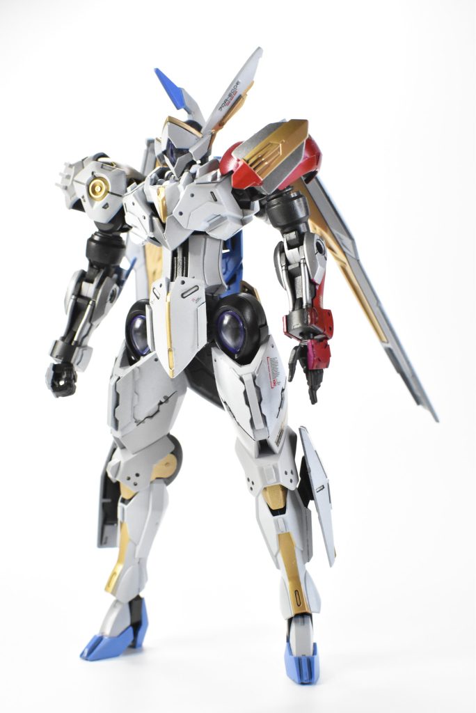 アクセントとして左右非対称となるように、左腕はあえてシルエットを変え、赤を基調に塗装しています。(脳内設定としては、左腕を損傷しながらも、 相手エース機を撃墜し、そのパーツを使用して改修した。)