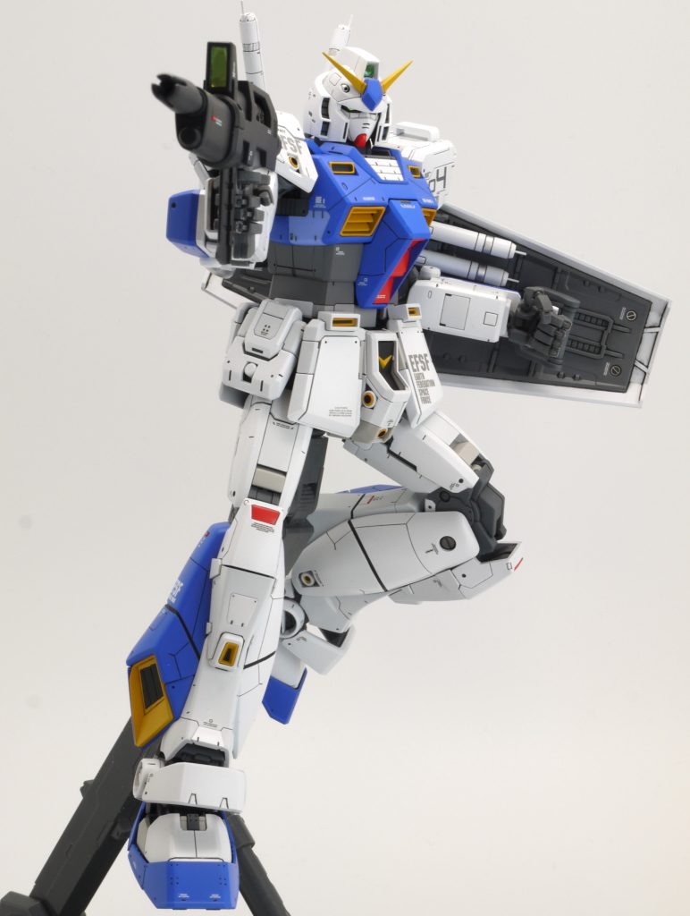 ベースがVer.3.0なので、ポージングは問題なく出来ます。ただし、フロントスカートの可動域が小さいので、立て膝はできません。アレックスのMGはどちらかと言うとどっしりしていますが、3.0をベースにしたことでスリムになりました。