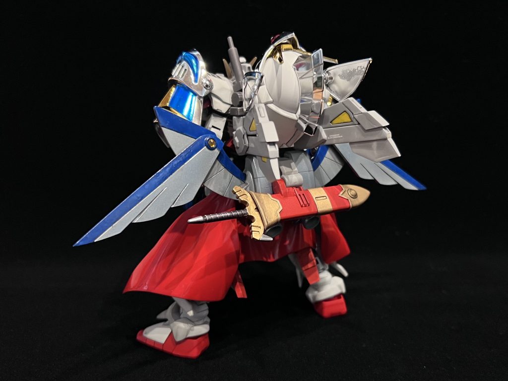 マントを大型化したことでハッタリの効いたスタイルにしました。ナイトフライヤーの翼は角度を変えることが出来ます。騎士の頭は背部にそのまま据えていますが、鋼丸リスペクトです。Mk-3のバインダーが騎士の頭の「枕」になることでブラブラせず安定しています。バーサルソードの鞘の位置は原典から変更しています。