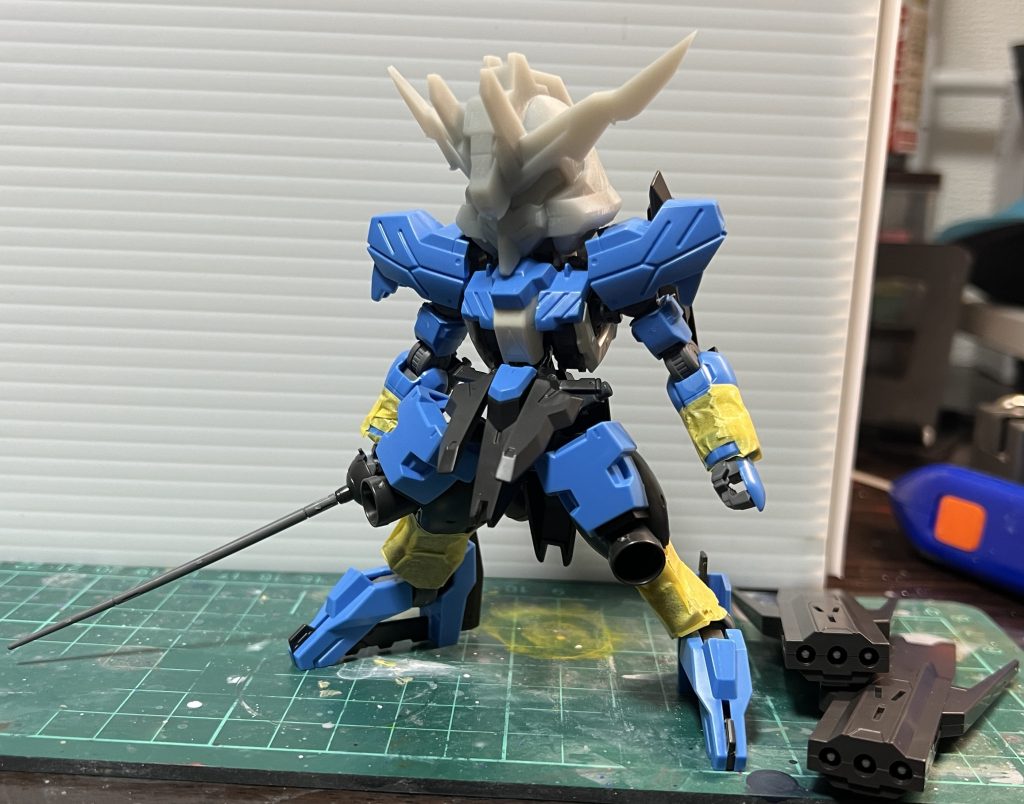 カット作業です前腕・二の腕・腹・スネ・を短縮して太腿取っ払いました。フロントスカートが長くて膝に干渉しています