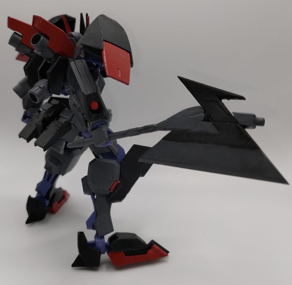 主兵装は、「バラムアックス」現行機のグレイズなどと比較すると刃が厚く重い片手斧を装備してモビルアーマーの装甲を破壊できる威力と堅牢性を持たせております。背面部にある合計6基のブースターを使用して質量で圧倒するタイプの戦闘を好むパイロットの趣味が反映されている設定です。