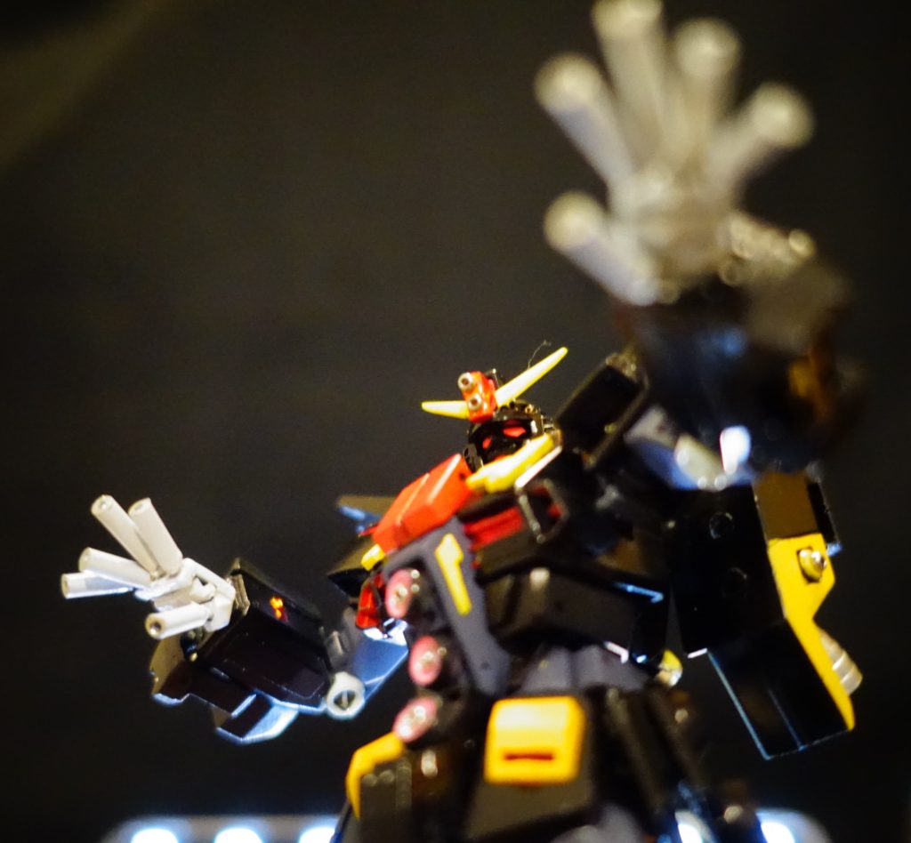 ●腕部・ふくらはぎ部にもそれぞれビーム用ジェネレータを増設している。●両椀に装備された5連ビームキャノンはマニピュレータとして使用することは皆無なため、指関節は不要と判断。艦船のビーム砲のバレルを流用しメンテナンスの簡素化、耐久性の向上に寄与している。