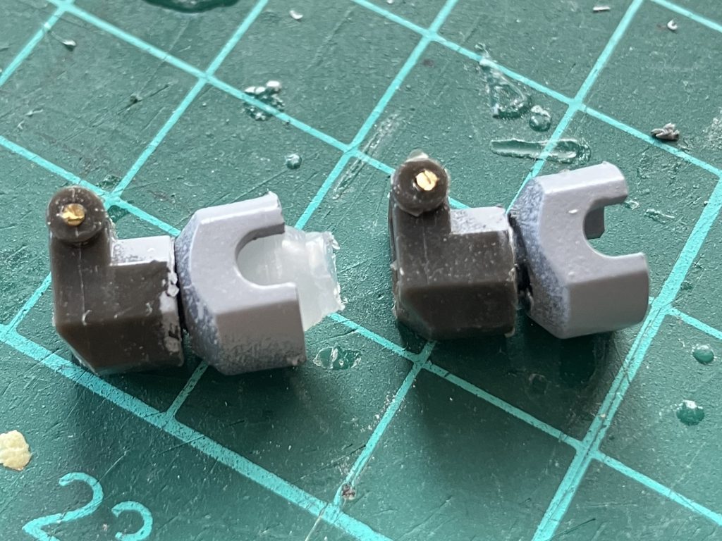 胴体の肩との接続ポリキャップには１ミリ真鍮線を仕込み肩の装備の重さに負けないように加工しました。これのおかげでダレることなくポージングも取れました！