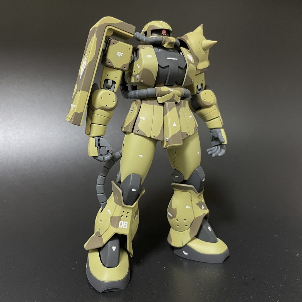 元キットがシャアザクではなく、緑色の量産型なので、ツノなしも表現できてお得なのです♪