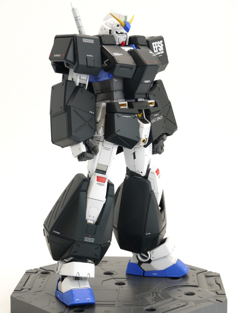 チョバムアーマーを装着した状態です。胸周りを3.0に合わせてフィッティングしたのと、肩を少しコンパクトにした以外は、ほぼキットのままです。ネイビーブルーで塗装したので、設定と少しイメージが違いますが、締まって見えると思います。