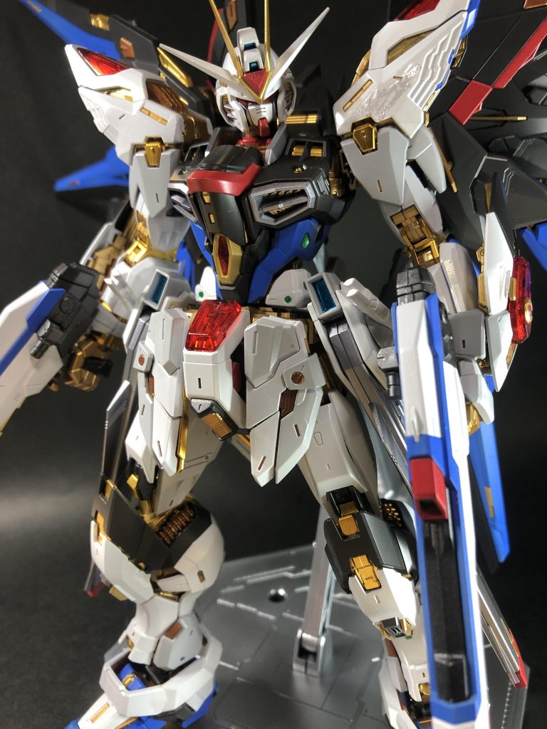 何パターンか塗料試してみたのですが気に入ったのがコレになりましたホワイトはフィニッシャーズのクロームシルバーを下地にガイアノーツEXホワイトを吹いてその上にクレオスダイアモンドシルバーにクリアホワイトを吹いてチタニウムフィニッシュ風塗装のつもりのホワイトを作りました。レッドがガイアノーツメタリックパンツァーレッド、ブルーはガイアノーツアイスコバルトブルーブラックはクレオスグラファイトブラックライトグレーはガイアノーツパールコールドホワイトライトブルーがガイアノーツフレームメタリック2メタリックグレーにガイアノーツフレームメタリック1を使って塗装してます。フレームはメッキパーツはそのまま使用して、ゴールドがガイアノーツEXゴールドにガイアノーツパールゴールドを吹いてますカッパーゴールドはヴィクトリーブラウンゴールドにこちらもパールゴールドです。下地は全体通してクレオスのグレーサフで塗装しました。