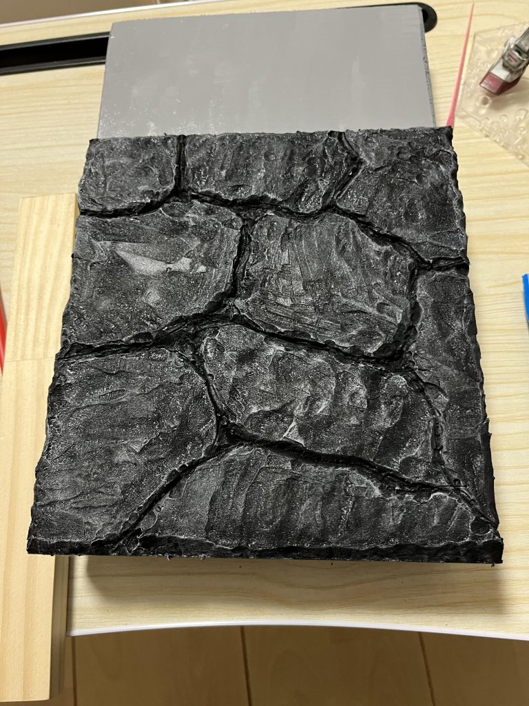 ポリスチレンフォームで作った岩壁。なかなか上手く出来たんじゃないでしょうか😁