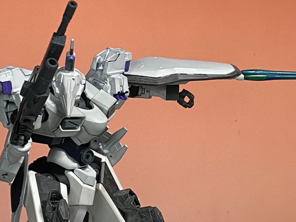 シールド内蔵型2連ビームトーチシールド裏側下部に装備されている連装ビームトーチ。本機の唯一の格闘武器。密着時に死角となるが威力は重装甲のMSでも大ダメージとなる。