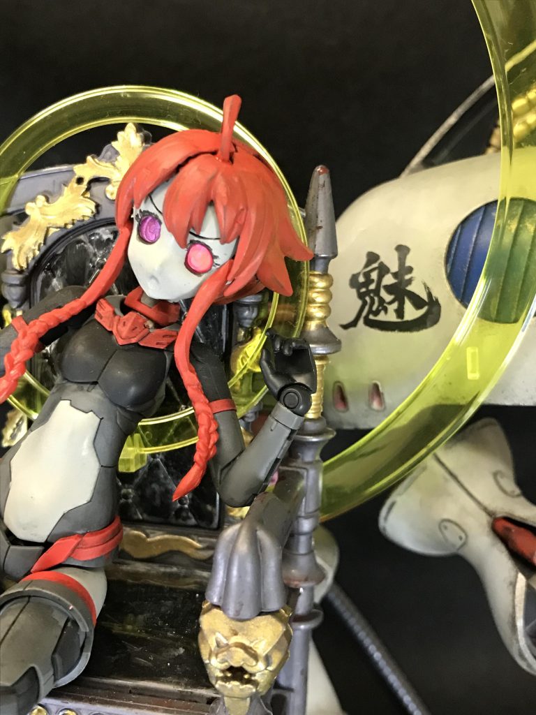 そして私の大好きな漢字デカールカッコ良さげに見せる為に瞳はオッドアイに髪の長いサイドテール?部分は娘の部屋にあったキャラ名すらしらないワンピフィギュアから勝手に拝借、ニッパーでパチン😑(娘ワンピ大好き…)これバレたらえらいことになるゾ…まぁもみあげの一つや二つバレないでしょう🙄なんか顔ついた傘持ったゴスロリキャラでしたが…たしかペロリーナ?みたいな名前だったような?(私ワンピはクロコダイルまでしか読んでません)