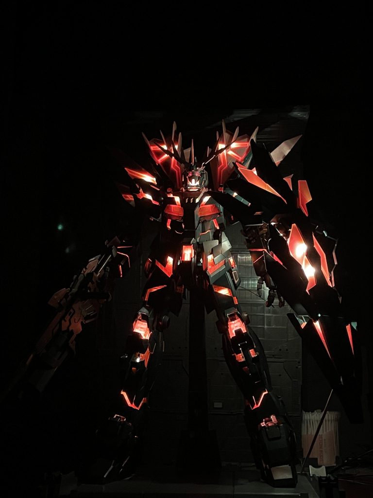 アームドアーマーDEが重すぎて、ココでも塗装クリップが活躍中。ポージングが難しいですね。後はアームドアーマー全部載せで棚に飾ります。