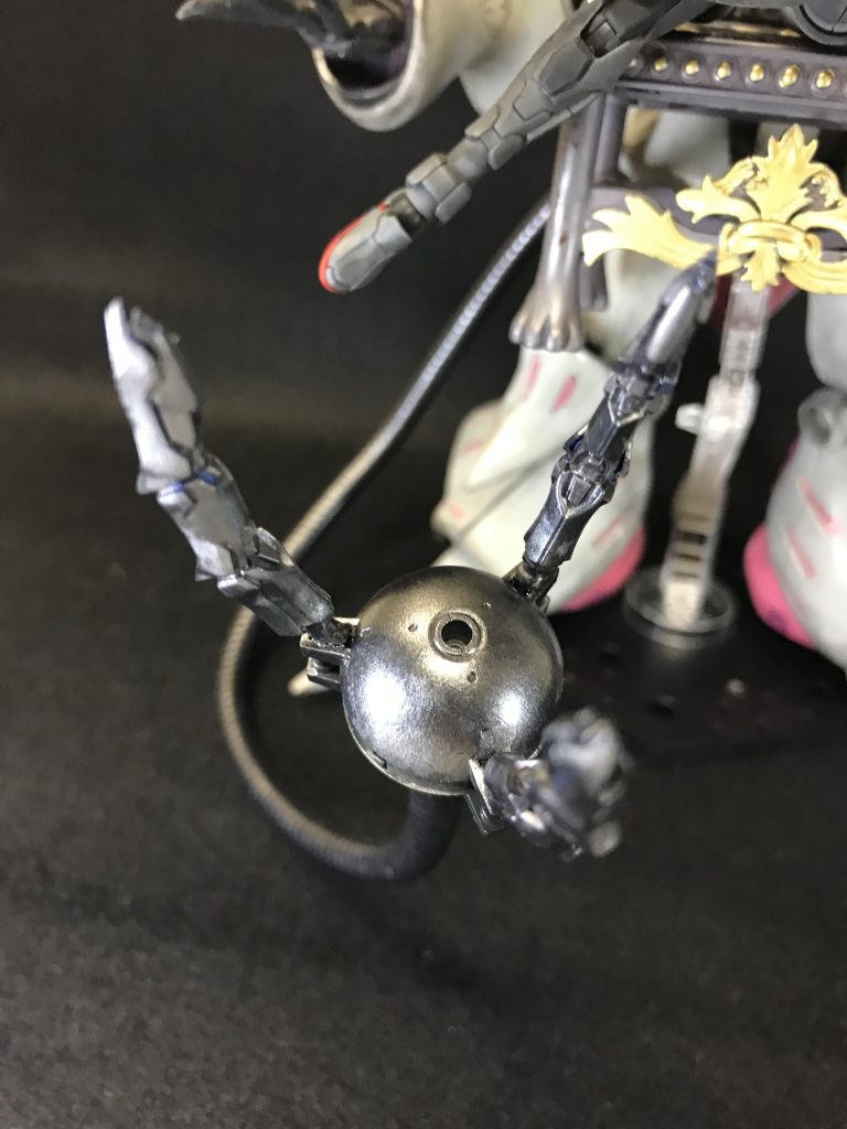 そしてこの触手!一番加工に苦労しました加工といってもガレージにあったホースと30MMオプションパーツの丸い部分、それとキュベレイアンベリールの余剰パーツをくっつけてメタルブラックで塗ったただけですが…😅