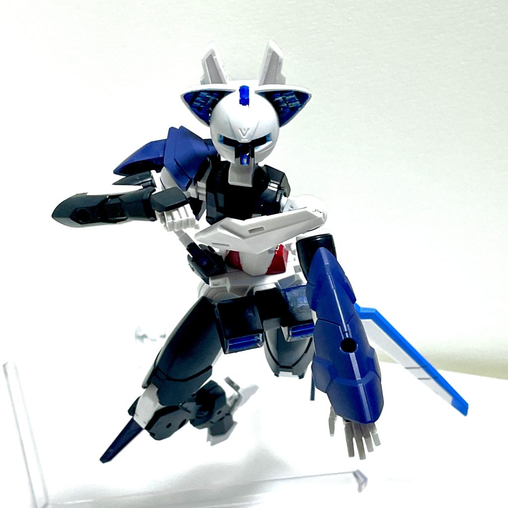 ◆特筆すべきはその挙動で、まるで人間のような、それも「はしゃぐ子供のような」かつフェミニンな動作で縦横無尽に動き回る。◆それはもはや機械のそれではなく、まるで「着ぐるみ」かと思うほど人間臭い挙動をする。