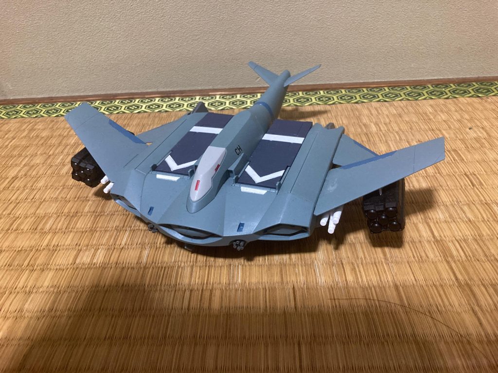 部分的に色を変えるなどをして、あとは両翼の下に武装を追加しました。