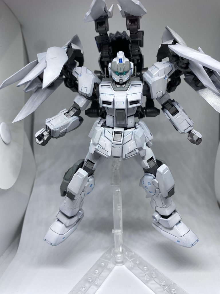 各部に可動域が設けられており状況に応じ稼働する。また、非使用時には後ろにはね上げ、背部に格納することも可能であり、その際にはレーダー撹乱装備等の機能は一時的に停止される。