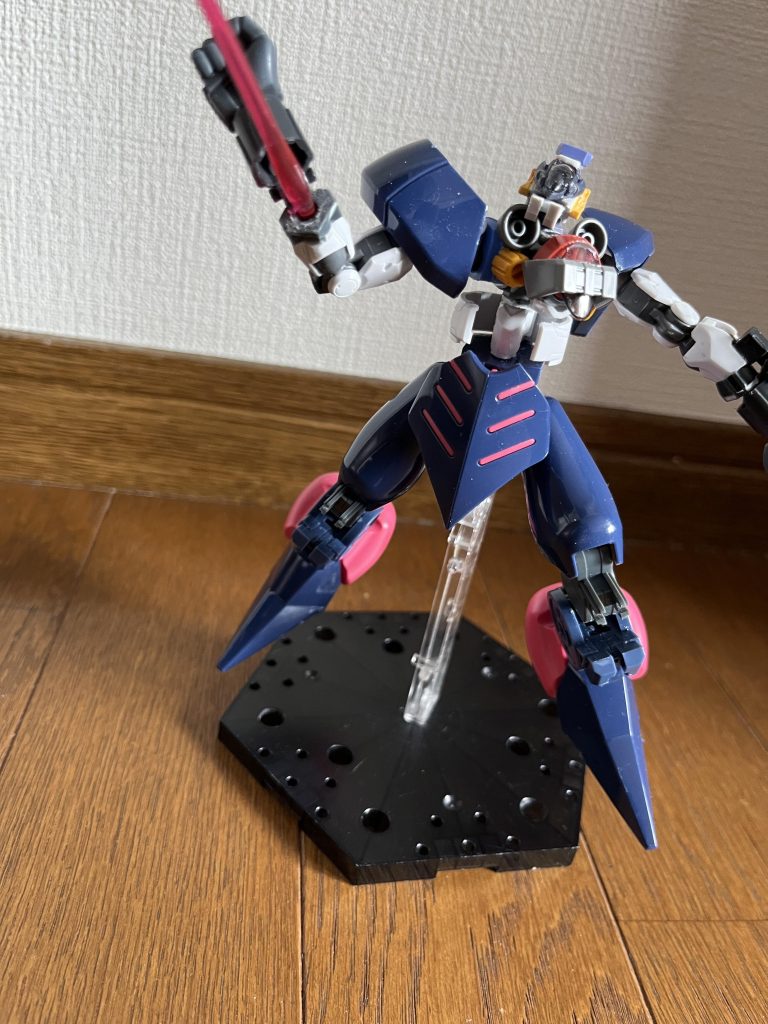 右腕部の手首を根元から開きビームサーベルを！