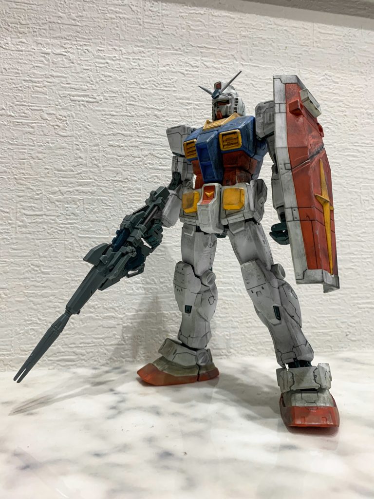 持って帰ってきてちょっと汚れを落としたのですがいかんせん15年前くらいに作ったものなのでもう汚れが落ちませんでした。笑アンテナとアンテナの真ん中の部分を紛失してしまっていたので余剰パーツで作りました。真ん中の赤いところを暗めの色で作ってみようと思い紺のランナーから作ってみましたが結構落ち着いた感じになって嫌いじゃないです。笑 2Pカラーです。