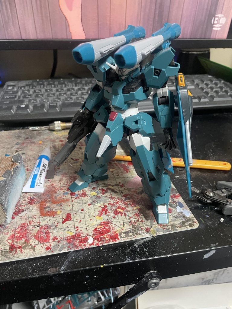 改造工程ルブリスウルのバックパックにカラミティのバックパックを加工して接着、これによりルブリスウルとカラミティのバックパックの間に隙間ができるのでカラミティのフロントスカートを加工して接着。これにより、違和感なくカラミティのシュラークを移植することができました。胴体はカラミティのスキュラを移植したかったのですがサイズが違いすぎたのでビルダーズパーツ等で自作しました。(この写真はまだ改造前ですが‥)右手武器はトーデスブロッケンの前半分をカット。そしてルブリスウルのガトリングの砲身を外してトーデスブロッケンの前半分を接着。左手のシールドはランナーを刺してそのまま接続できるようにしています。腰部はカラミティのフロントアーマー中央の赤いパーツととんがってる白いパーツを接着。脚部はカラミティのサイドアーマーをルブリスウルのふくらはぎに3ミリ穴を開けて接着。