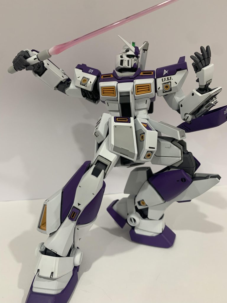 箱絵風ポーズ。頭と肩がきもち小さい感じを受けました。今まで旧式のMGばかり組んできたので、合わせ目消しなどいくつか工作がありました。この作業も嫌いでは無いのですが、このキットには全く不要。別次元の組み方で関節や可動もすごいです。