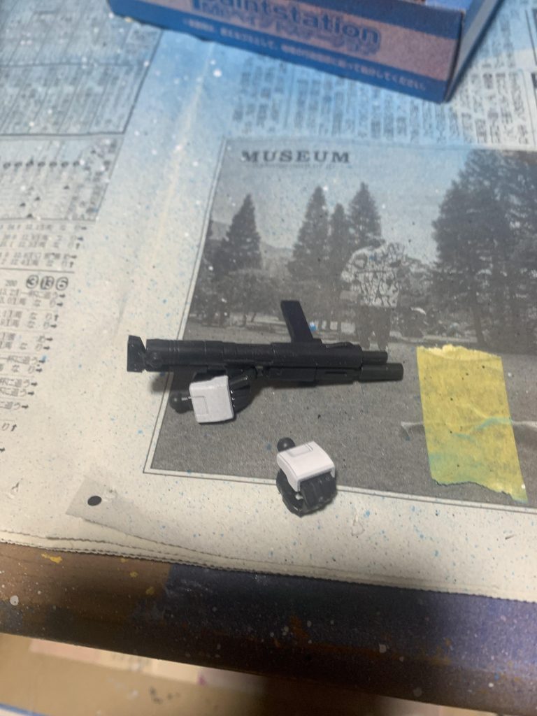 武器のストックを切っての再び接着、ハンドパーツをシステムウエポンのハンドパーツに変更しています。