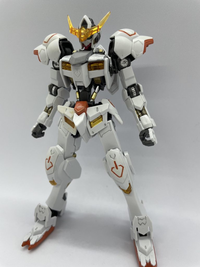 肩アーマ上げた方がいいと思うの僕だけですかね？以上、バルバトスです！後日中古屋で500円で投げ売りされてたんで買いました(^^)超モデル体型なんで良いキットです！オレンジ色のコーションデカール貼りたくて作ってたのでいつか時間ある時に修正したいな。