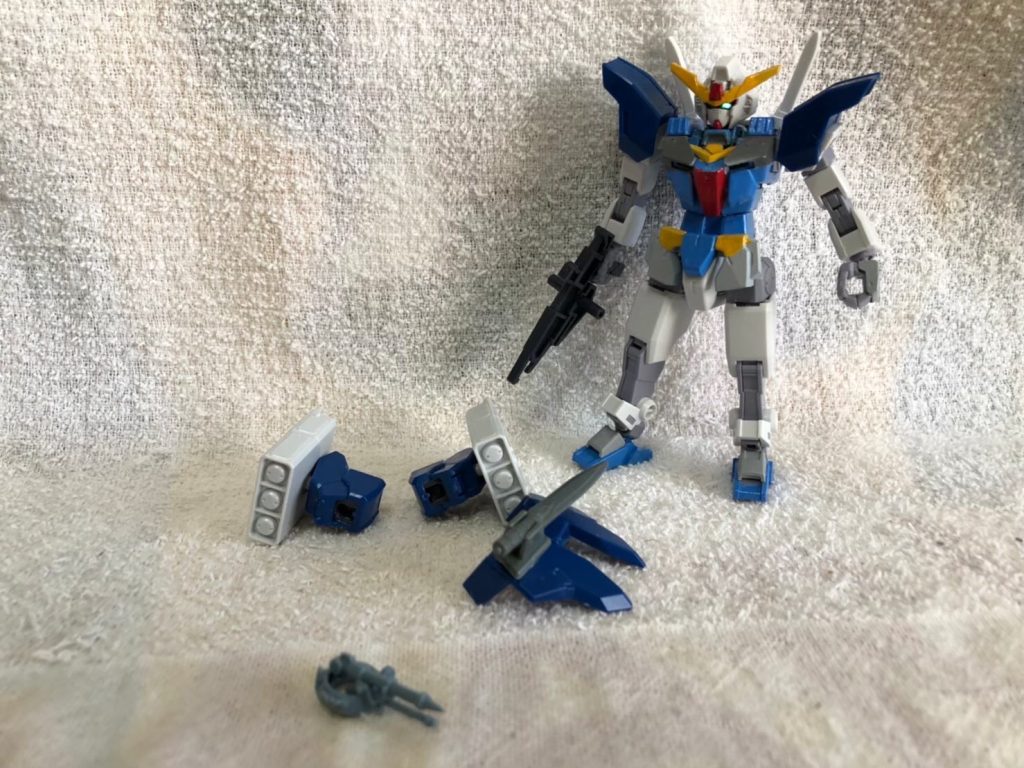 代わりにミサイルポットやナイフ(ジムスナイパーK9)を装備、ナイフは取り外し可能。肩の探知器らしきパーツは08MS小隊のホバートラック、一部パーツから拝借。