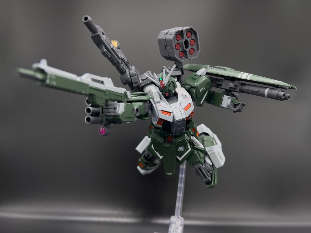 ツインアイとオデコのセンサーはブルーライトで発光。パーツ分けされてるのでめっちゃ簡単でした。