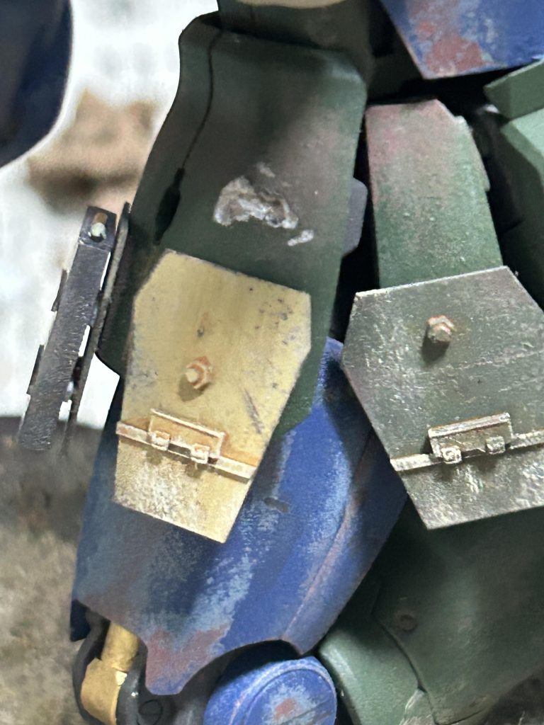 現地回収のシュルツェンです。マゼラアタックのものを付けた設定です。現地回収感を出させる為に色をバラバラにしてます。横に見えるのはザクマシンガンのボックスマガジンです。白リン弾が込められてます。