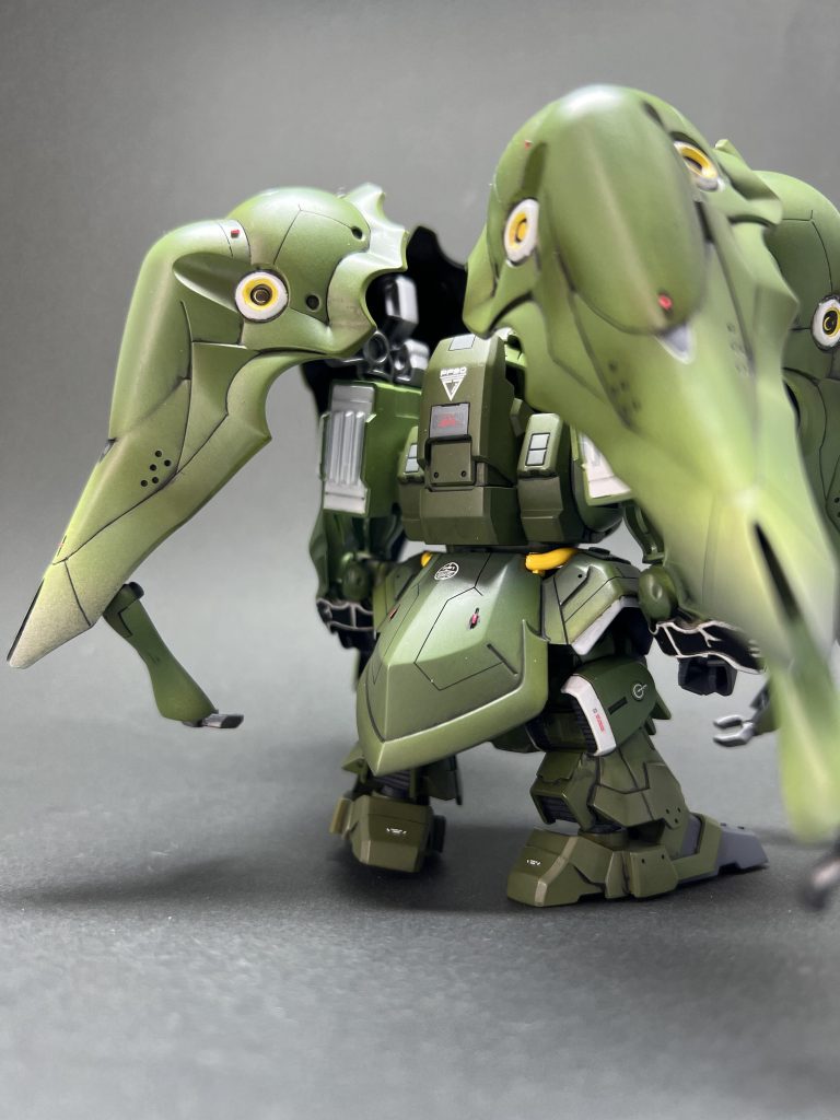 バックショット。バインダーも素組のままだと味気ないのでディティール追加してます