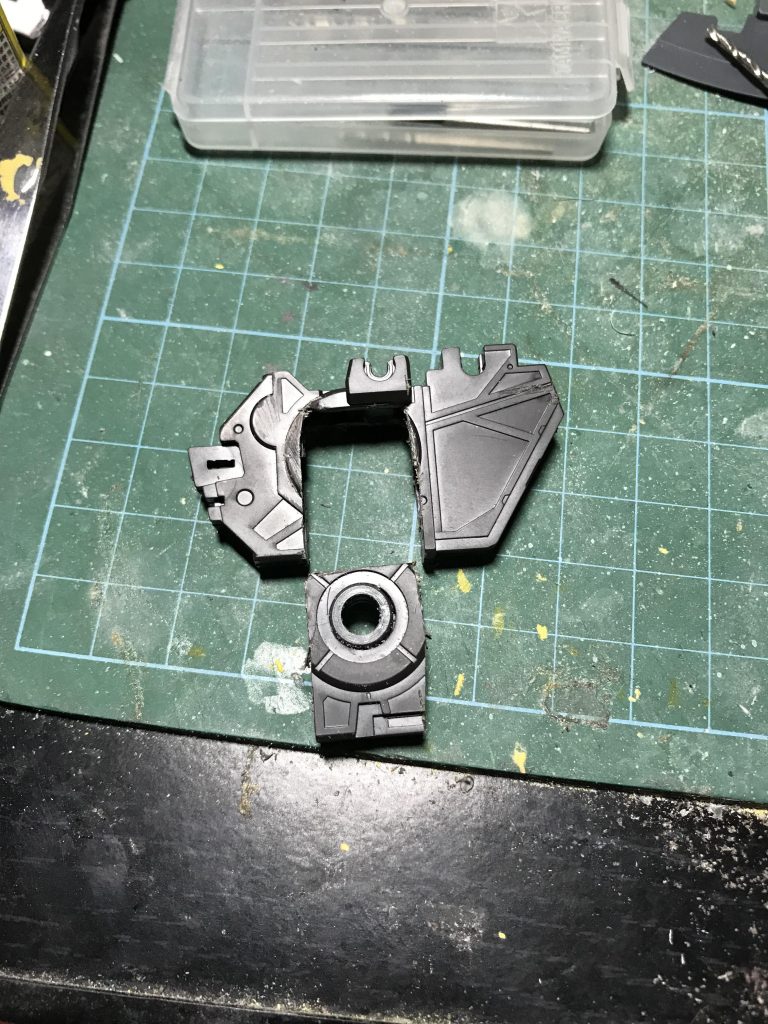 大きく弄ってるポイントとしては、股関節のこの部分をごっそりカットして