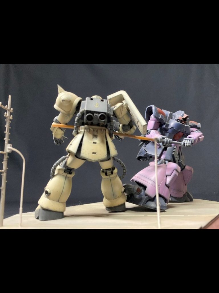 ザクは動力パイプ作り替え、モノアイ改修、スパイクアーマー改修くらいです。腹部を削り込んでヒートサーベルをめり込ませてます。