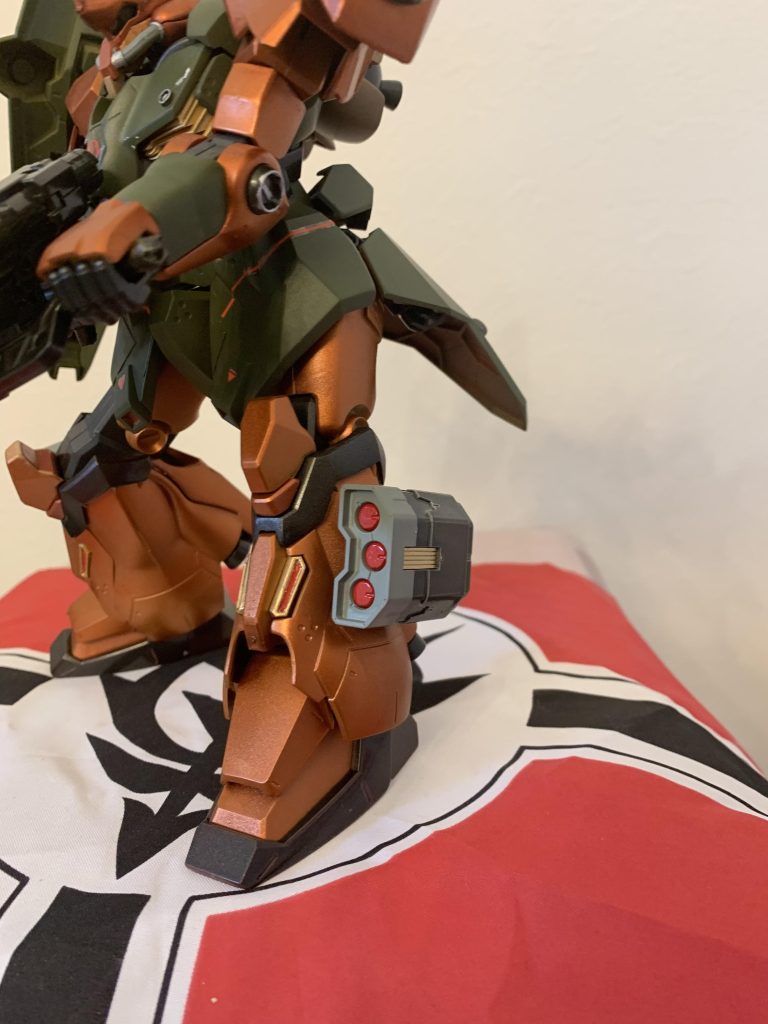 ジオンの副兵装の代表格フットミサイルを装備して戦うザクIIのブレードアンテナです。