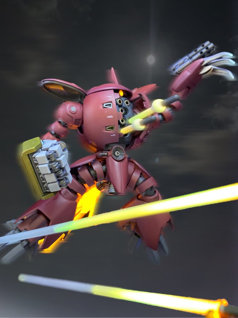 その金縛り状態をほどかねえと、また黒歴史が来るぞーっ!!胸部ロケット弾斉射のエフェクトは適当なミサイルにエポパテを丸めたものと透明プラ棒をつないで塗装しています。共鳴して月光蝶を振り撒くガンダムに肉薄!頭上に出てぐるりと振り返り、その股座にっ