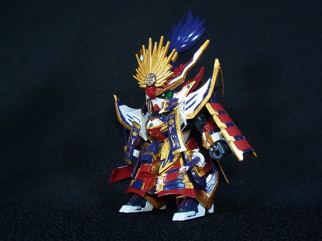 肘の稼働や大きな鎧、マントのため、動かすと擦れたりして塗膜を傷つけそうになるので、一通り写真を撮ったら飾っておこうと思います。