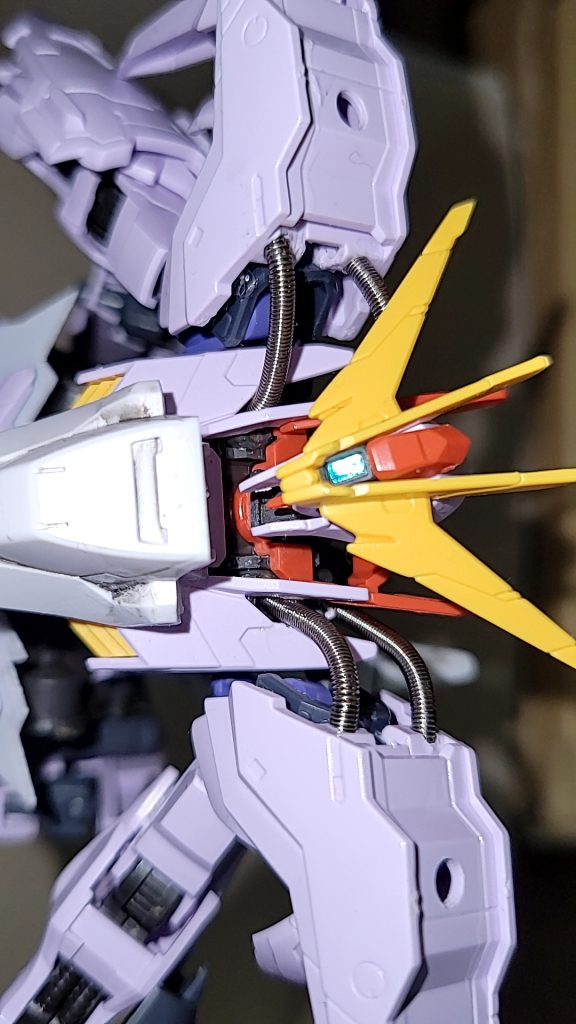 肩と胴体の間にスプリングを取り付け