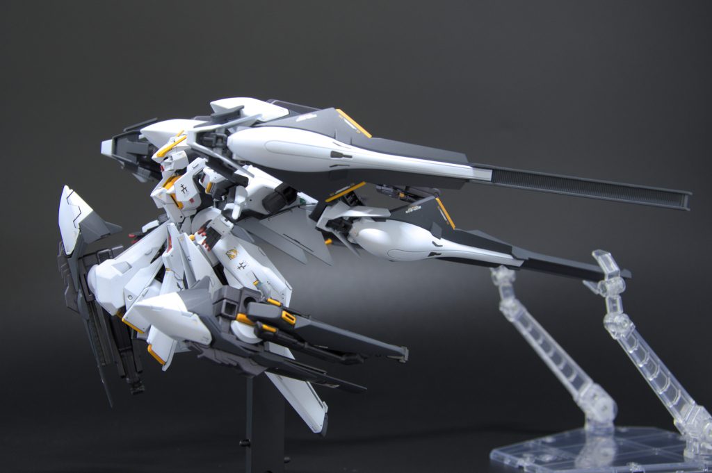 設定通りだと肩にアタッチメントをつけて追加ユニットを装着するんですが、可動域が激狭になって窮屈すぎたので、リアアーマーの両サイドに軸穴をあけて接続できるように改造しました。肩回りがスッキリしました。