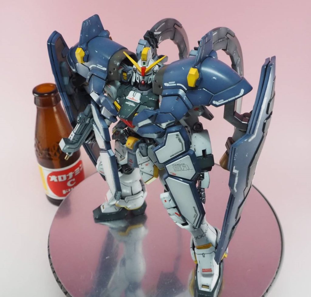 本来はアーマディロ用に肩をバラシて固定ピンを組み込む必要があるのですが、使わずとも素立では十分に装備した姿になります。