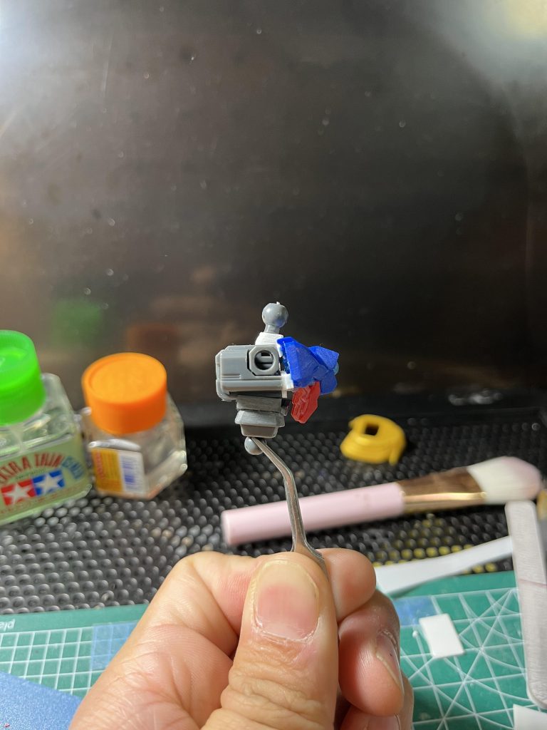 あごを引く為に首を延長、胸はパーツを斜めにする事で胸を張れるようにしました。