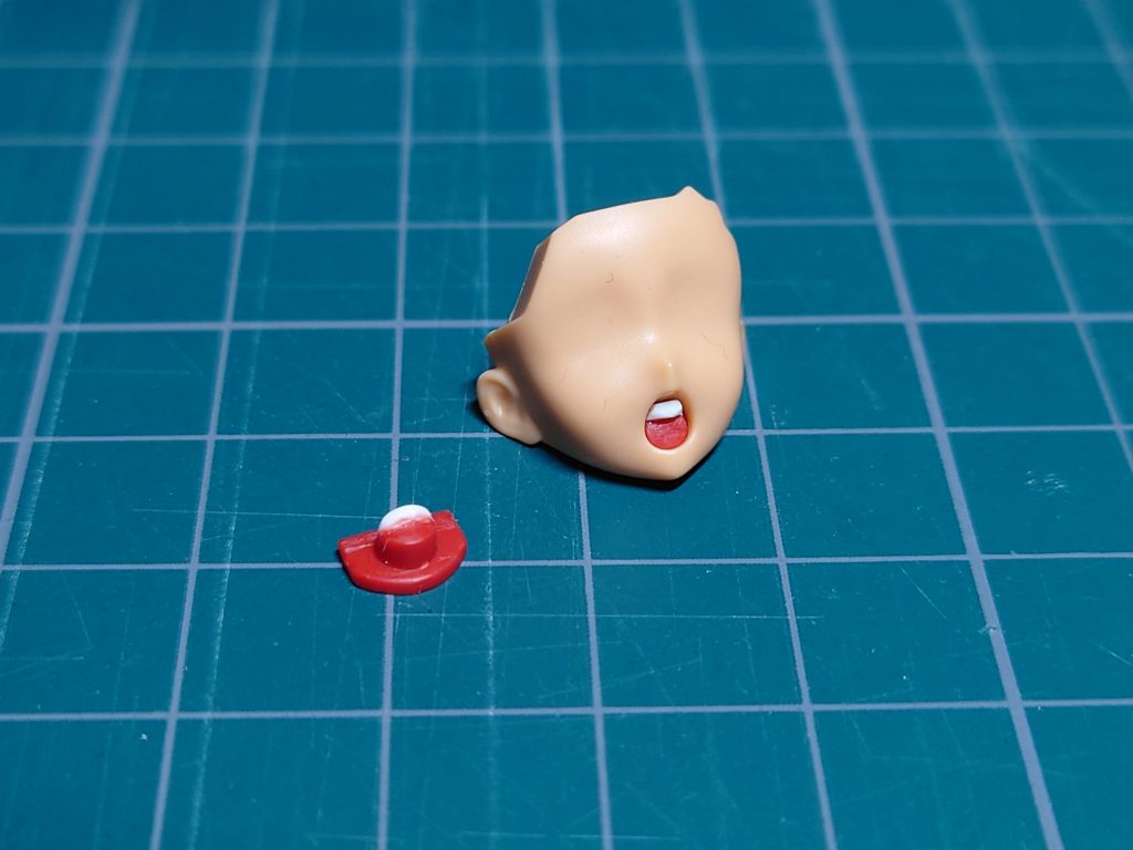 多くの方がされてる定番工作である、歯の作成。口内パーツに溝を掘り切り出したプラ材を接着して削り出してます。