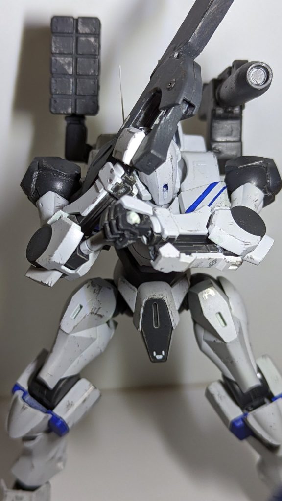 抜刀アクションができるように、ビームサーベルの基部は可動化しました。重装機が接近されたらダメだと思うのですが、どうしても付けたかったんです。後述のビームバルカンも同じ理由で取り付けました。