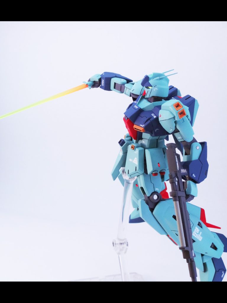 大好きなシーンです。サザビーのビームショットライフルを左手のライフルで弾き、すかさず右手のビームサーベルでビームショットライフルを破壊し追撃をかけるムーブが好きすぎます。